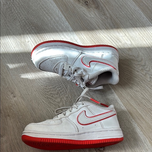 Nike Air Force 1 Kids White and Red Shoes - Picture 4 of 6